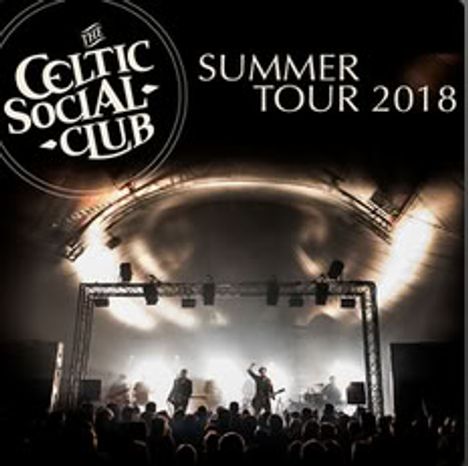 „The Celtic Social Club Summer Tour 2018“; Konzertbühne mit Band und Publikum, strahlende Lichter.