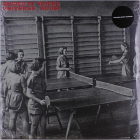 "GUIDED BY VOICES" oben, "UNIVERSE ROOM" darunter in Rot. Frauen spielen Tischtennis in einer schwarz-weißen Umgebung.