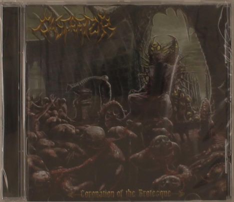 Es steht "Coronation of the Grotesque". Das Bild zeigt düstere Kreaturen in einer unheimlichen, dunklen Umgebung.