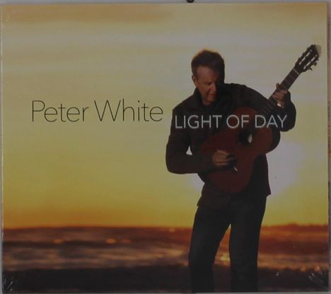 Peter White, LIGHT OF DAY. Ein Mann mit Gitarre vor einem Sonnenuntergangshimmel.