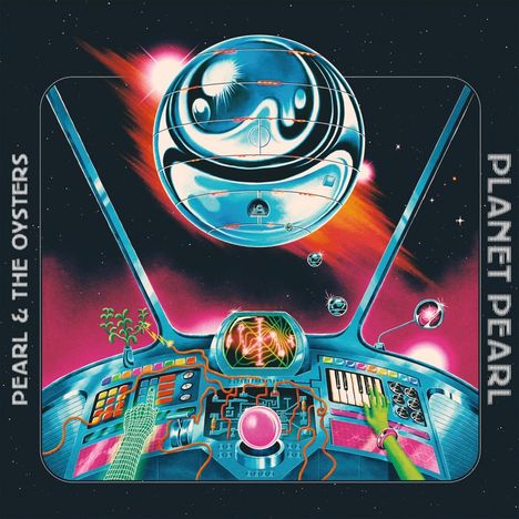 „PEARL & THE OYSTERS“ links, „PLANET PEARL“ rechts; futuristische Steuerkonsole im Weltall mit bunten Farben.