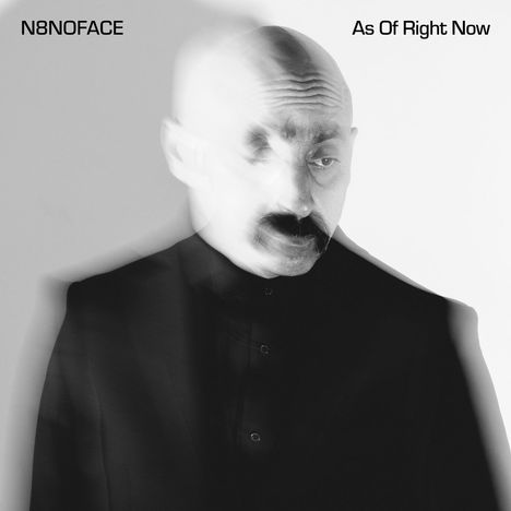 „N8NOFACE“ oben links, „As Of Right Now“ oben rechts. Schwarz-weißes Porträt eines Mannes mit Unschärfe.