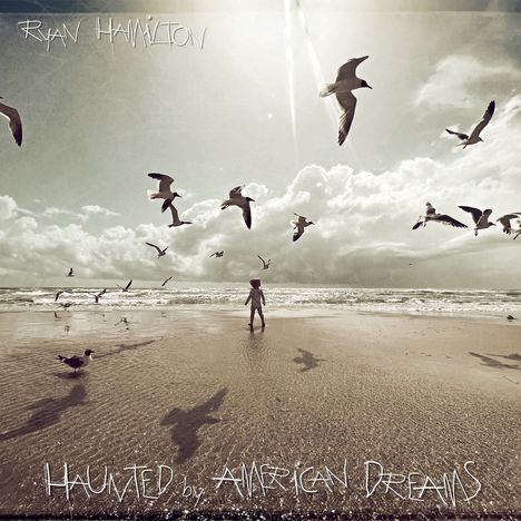"Ryan Hamilton" und "Haunted by American Dreams" in verspielter Schrift. Kind am Strand mit vielen fliegenden Möwen.