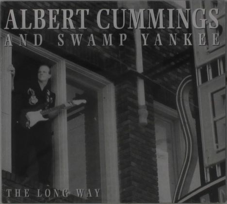 "ALBERT CUMMINGS AND SWAMP YANKEE" und "THE LONG WAY." Schwarz-weiß Foto eines Mannes mit E-Gitarre am Fenster.