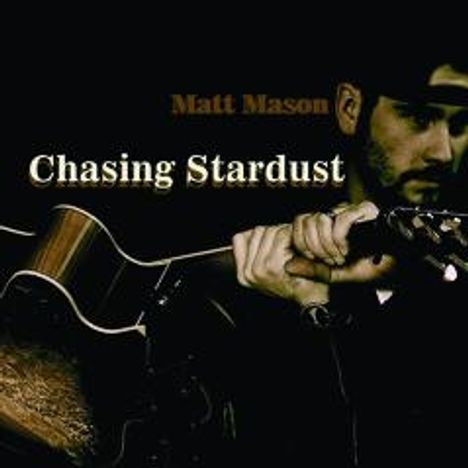 "Chasing Stardust" in großen Buchstaben, "Matt Mason" darüber. Ein Mann hält eine Gitarre in gedämpftem Licht.
