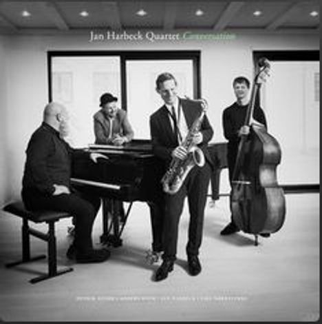 "Jan Harbeck Quartet – Concentration." Vier Musiker mit Piano, Saxophon, Kontrabass, Trommel in elegantem Raum.