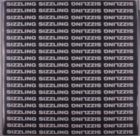 Ein sich wiederholender Schriftzug: "SIZZLING" und "GNILZZIS" umgekehrt nebeneinander in weiß auf schwarzem Hintergrund.