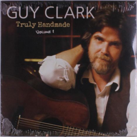 „GUY CLARK, Truly Handmade, Volume 1“. Ein Mann mit Bart hält eine Gitarre. Er trägt Hemd und Weste.