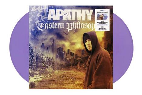 „Apathy“, „Eastern Philosophy“. Person in Kapuze vor winterlicher Stadtlandschaft, lila Schallplatte im Hintergrund.