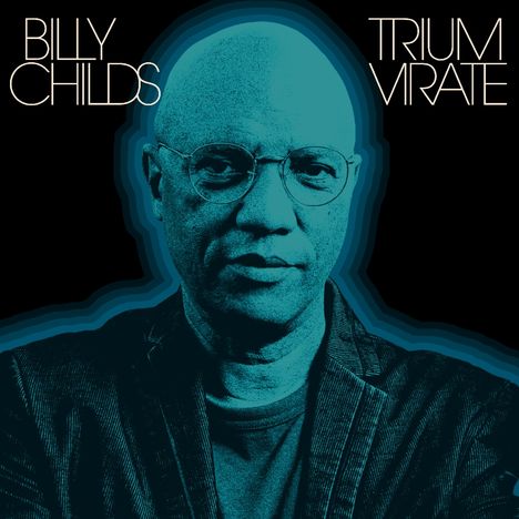 Die Wörter "BILLY CHILDS" und "TRIUMVIRATE" stehen auf einem blauen Porträt eines Mannes mit Brille.