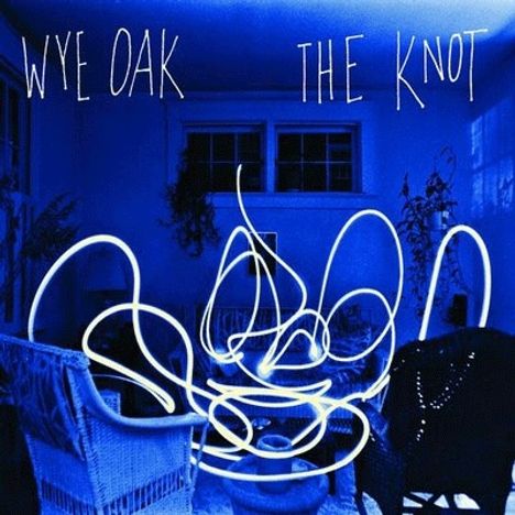 "WYE OAK" und "THE KNOT" in weißen Buchstaben. Blaue Beleuchtung, verworrene Lichtlinien in einem Zimmer.