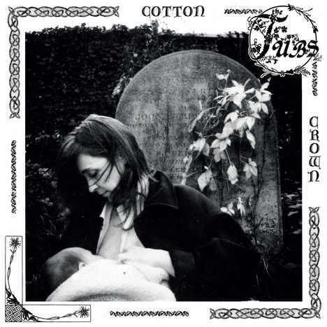 „Cotton Crown“ und „the Furs“ in dekorativer Schrift. Eine Frau stillt ein Baby vor einem überwucherten Grabstein.