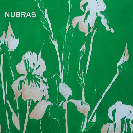 Der Text "NUBRAS" steht oben links. Die Illustration zeigt weiße Blumen vor grünem Hintergrund.