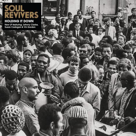 "SOUL REVIVERS HOLDING IT DOWN" oben links. Schwarz-Weiß-Foto einer dichten Menschenmenge.