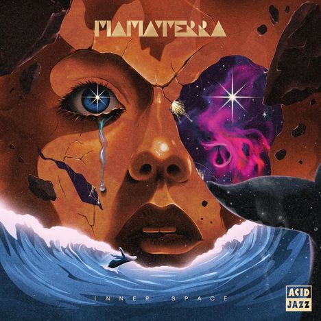 "MAMATERRA", "INNER SPACE", "ACID JAZZ". Eine Illustration eines Gesichts mit Rissen, tränenartigem Tropfen und einem Ozean.