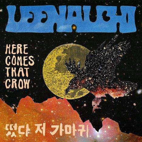 Text: "LEENALCHI", "HERE COMES THAT CROW". Illustrierter Rabe vor Mond und Sternenhimmel, unterem Rand orange Berge.