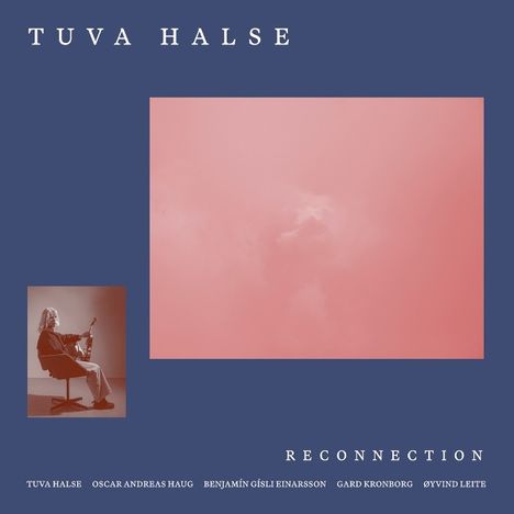 TUVA HALSE, RECONNECTION. Quadratische rote Wolke, sitzende Person mit Violoncello links unten, blauer Hintergrund.