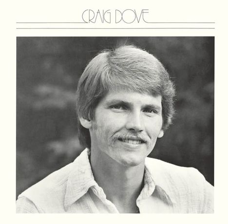 Text: “Craig Dove”. Schwarz-weißes Porträt eines Mannes mit Schnurrbart und hellem Hemd, der freundlich in die Kamera schaut.