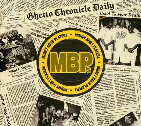 Zeitungsseiten im Hintergrund, mittig ein rundes Logo mit "MONEY BOSS PLAYERS" und "MBP" in großen Buchstaben.