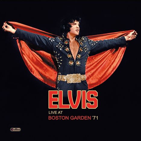 ELVIS LIVE AT BOSTON GARDEN '71. Ein Mann in einem auffälligen Anzug hält die Arme ausgebreitet, roter Umhang sichtbar.