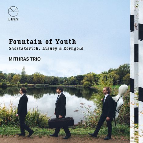 „Fountain of Youth, Shostakovich, Lisney & Korngold, MITHRAS TRIO.“ Drei Männer in Anzügen an einem See.