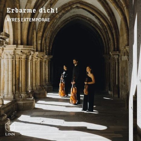 "Erbarme dich! AYRES EXTEMPORE" steht oben in einem von Sonnenlicht durchfluteten alten Steinbogen mit drei Musikern.