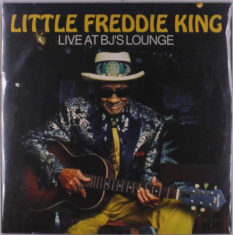 "LITTLE FREDDIE KING LIVE AT BJ'S LOUNGE" in gelber Schrift. Ein Mann im Anzug spielt Gitarre und trägt einen Hut.