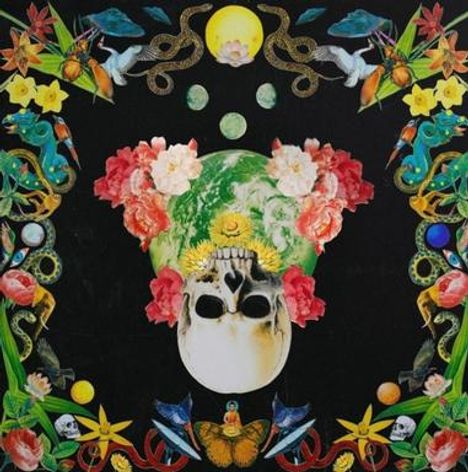 Texte fehlen. Eine Collage mit einem Schädel, Blumen, Schlangen und der Erde im Hintergrund, eingerahmt von Tieren und Pflanzen.