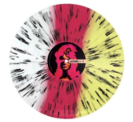 Texte „Nebula“ und „Holy Shit 1“. Eine bunte Vinylplatte mit gesprenkelten Schwarz- und Farbstreifen.