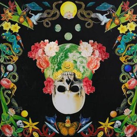 Ein Totenkopf vor einer Erdkugel, umrahmt von bunten Blumen, Schmetterlingen und Schlangen, in einem symmetrischen Design.