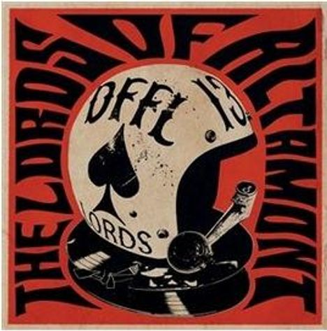 „THE LORDS OF ALTAMONT“ umrahmt einen Helm mit „OFFL 13“ und Pik-Symbol, abgebildet auf rotem Hintergrund.