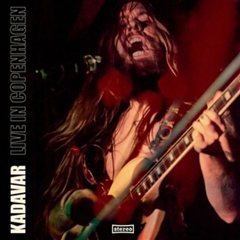 „KADAVAR LIVE IN COPENHAGEN“ links. Ein Musiker singt und spielt E-Gitarre, lange Haare, intensive Bühnenbeleuchtung.