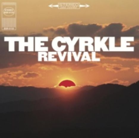 "The Cyrkle Revival" in Weiß über Sonnenuntergang mit Bergen und Wolken im Hintergrund.