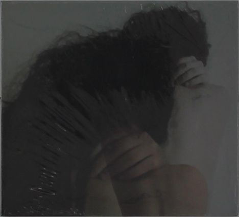 Es gibt keinen erkennbaren Text. Eine Person verbirgt ihr Gesicht mit einer Hand, dunkel und verschwommen strukturiert.