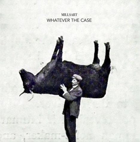 "MILLSART WHATEVER THE CASE" steht oben. Ein Mann in Anzug und Mütze hält eine umgedrehte Kuh über seinem Kopf.