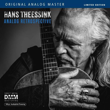 HANS THEESSINK ANALOG RETROSPECTIVE. Ein Mann hält eine Gitarre und schaut nachdenklich.