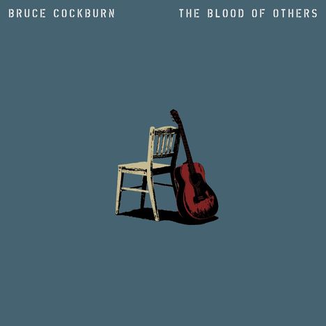 "Bruce Cockburn" und "The Blood of Others". Eine beige Holztstuhl mit einer roten Akustikgitarre auf blauem Hintergrund.
