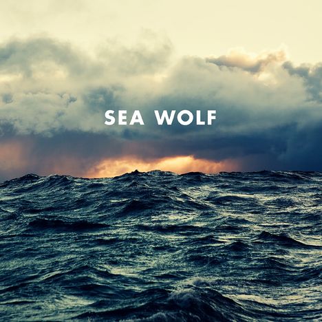 Text "SEA WOLF" vor stürmischem Ozean. Dunkle Wolken mit einem orangefarbenen Lichtstreifen am Horizont.