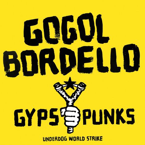 „Gogol Bordello“, „Gypsy Punks“, „Underdog World Strike“; gelber Hintergrund, schwarze Schrift, Illustration einer Hand mit Schleuder.