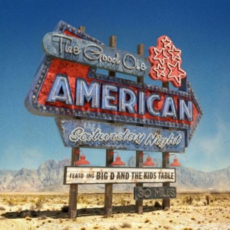 "The Good Ole American Saturday Night" zeigt ein großes, auffälliges Schild mit Retro-Design in einer Wüstenlandschaft.