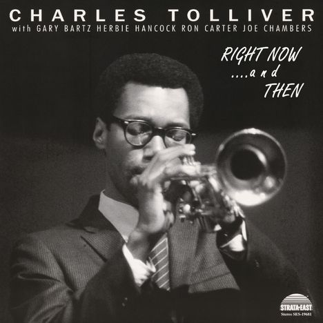 "CHARLES TOLLIVER RIGHT NOW ....and THEN" über einem Mann mit Brille, der Trompete spielt, in einem klassischen Portrait.