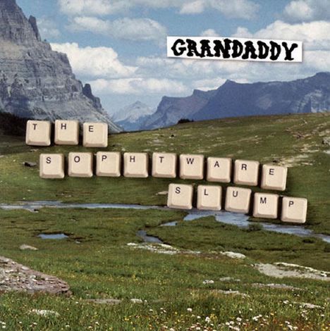 Text: "GRANDADDY", "THE SOPHTWARE SLUMP". Alte Computertasten vor einer idyllischen Berglandschaft mit Wiese und Fluss.