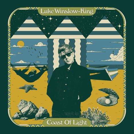 "Luke Winslow-King" und "Coast Of Light". Illustration mit Strandmotiven, Pyramiden, einem Mann mit Sonnenbrille.