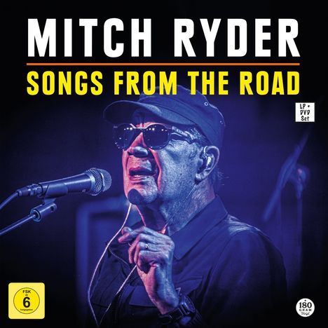 "Mitch Ryder: Songs from the Road" steht über einem Sänger in dunkler Kleidung und Sonnenbrille vor einem Mikrofon.