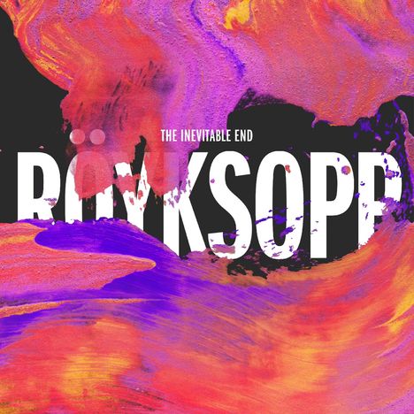 Text: „THE INEVITABLE END, RÖYKSOPP“. Bunte, abstrakte Farbmuster in Rot, Lila und Orange.