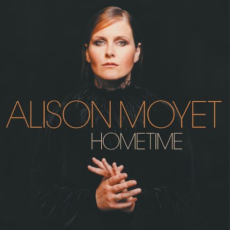 "ALISON MOYET HOMETIME." Eine Frau mit konzentriertem Ausdruck, in dunkler Kleidung.