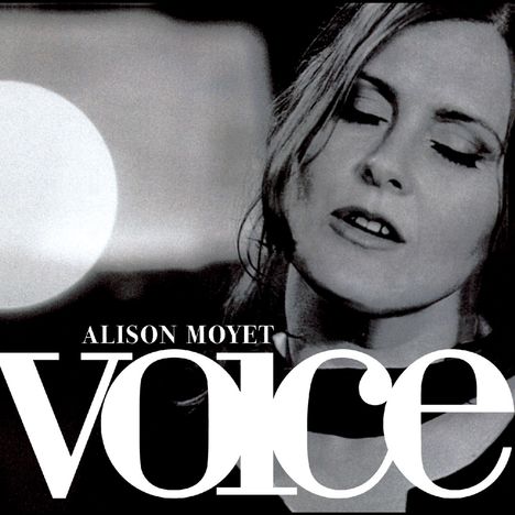 ALISON MOYET, voice. Eine Frau mit geschlossenen Augen und entspanntem Ausdruck. Schwarz-weiße Farbtöne.