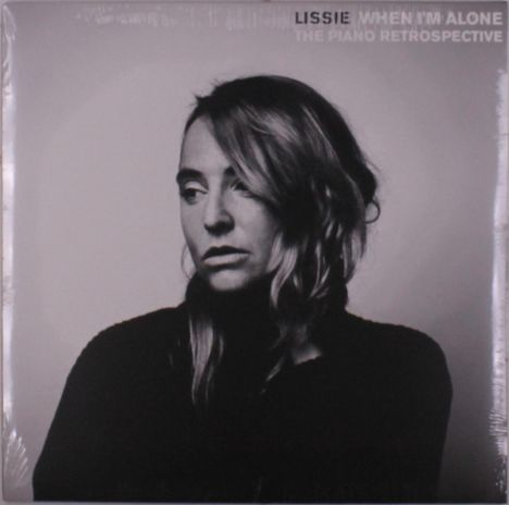 "LISSIE WHEN I'M ALONE THE PIANO RETROSPECTIVE". Schwarz-weiß Porträt einer Frau mit nachdenklichem Blick.