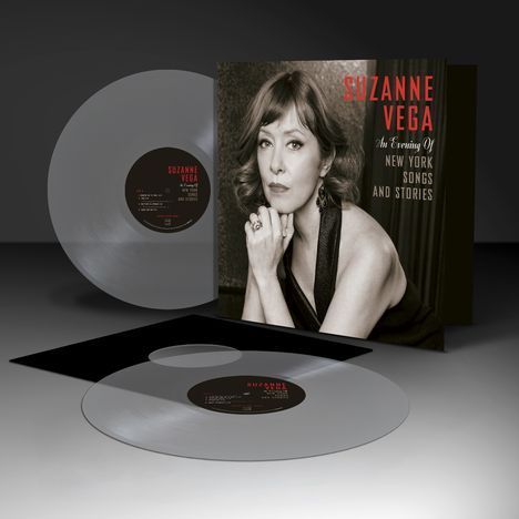 "SUZANNE VEGA, An Evening of New York Songs and Stories." Zwei graue Schallplatten, Portrait einer Frau auf dem Cover.