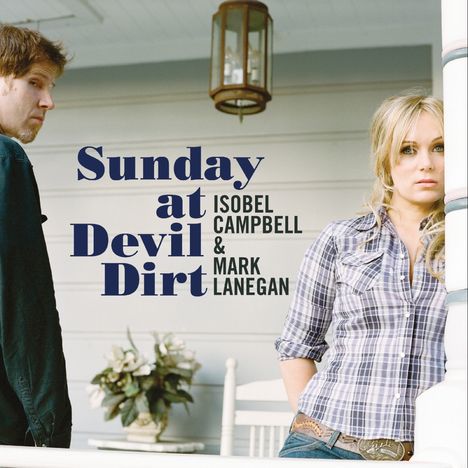 Text: „Sunday at Devil Dirt Isobel Campbell & Mark Lanegan“. Eine Frau und ein Mann auf einer Veranda, bei einem Tisch.